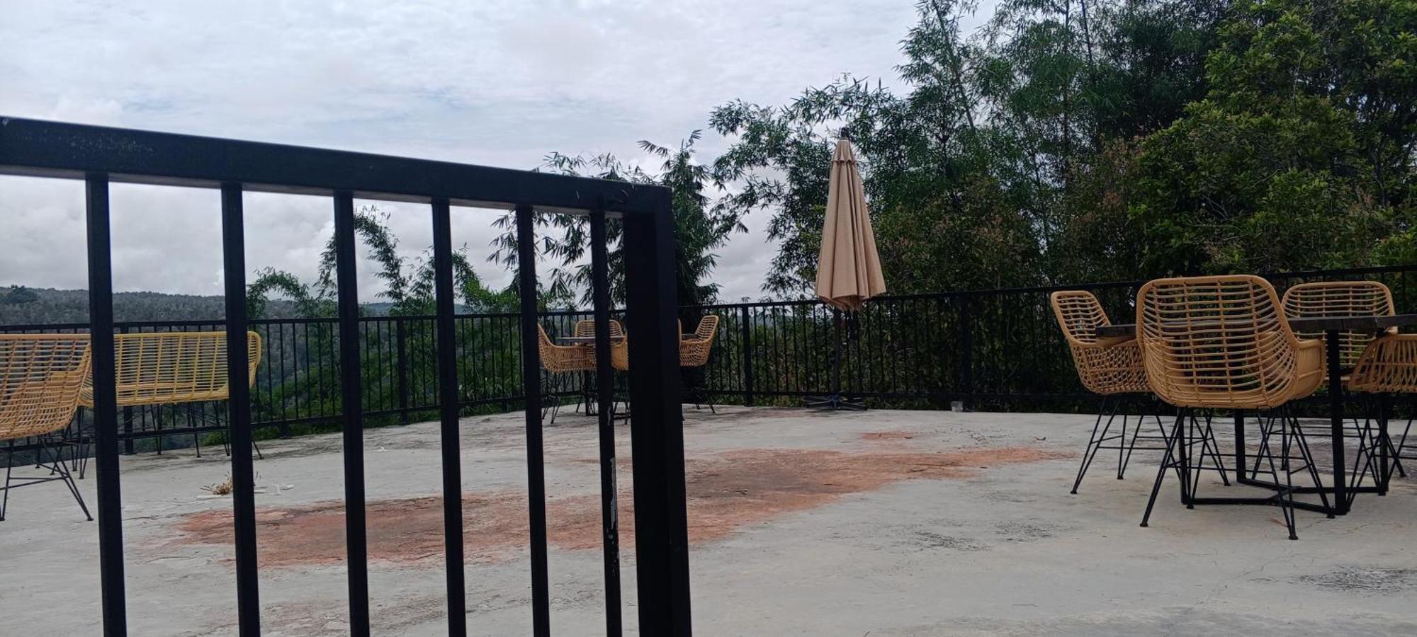 Kraras Munduk Guest House & Donbiyu Rendezvous Restaurant Екстериор снимка