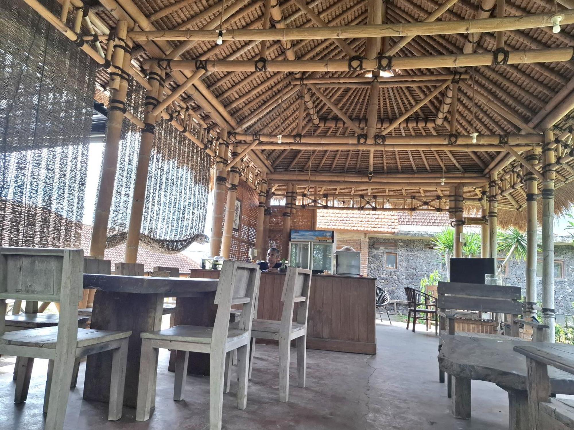 Kraras Munduk Guest House & Donbiyu Rendezvous Restaurant Екстериор снимка