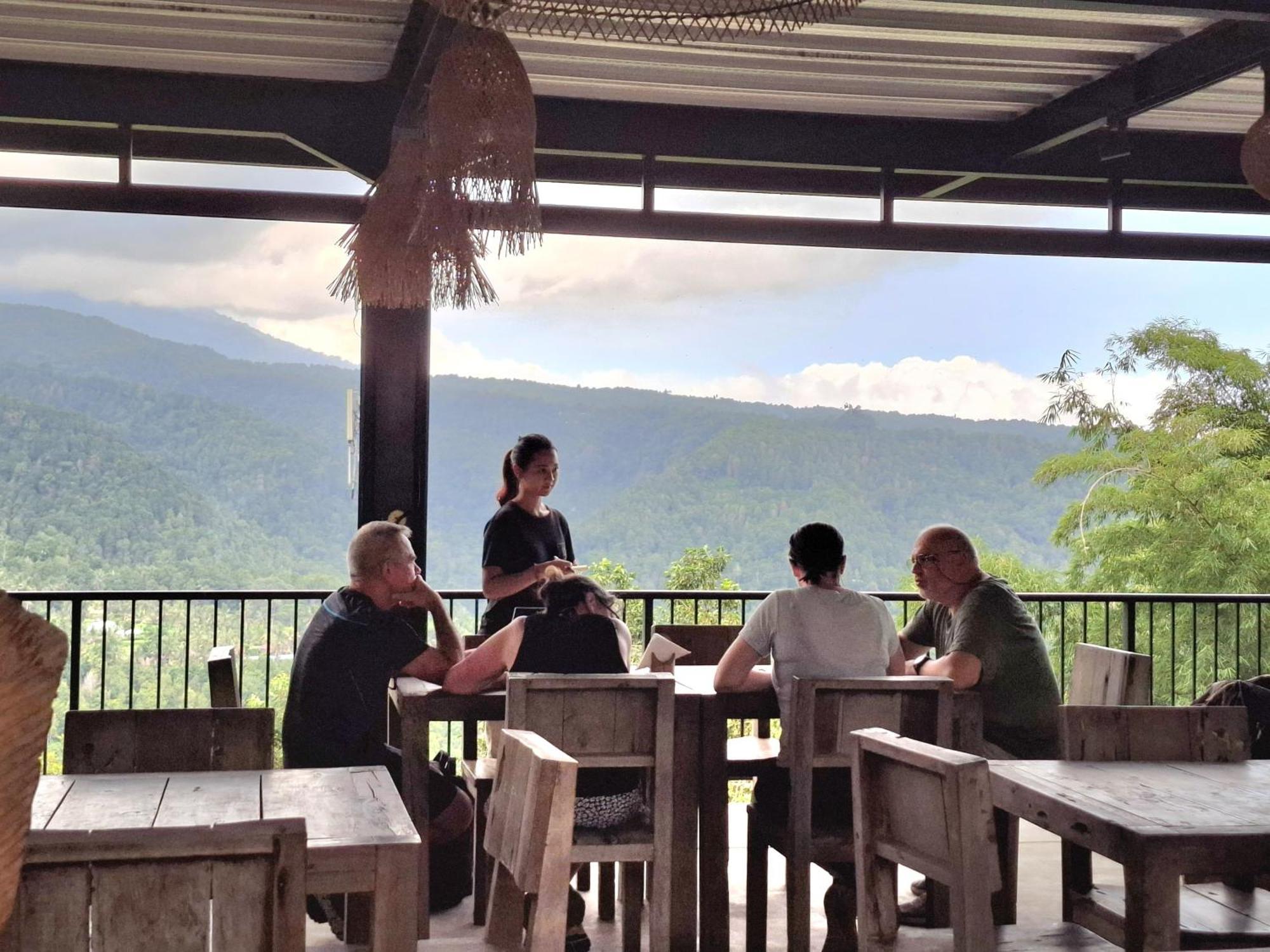 Kraras Munduk Guest House & Donbiyu Rendezvous Restaurant Екстериор снимка
