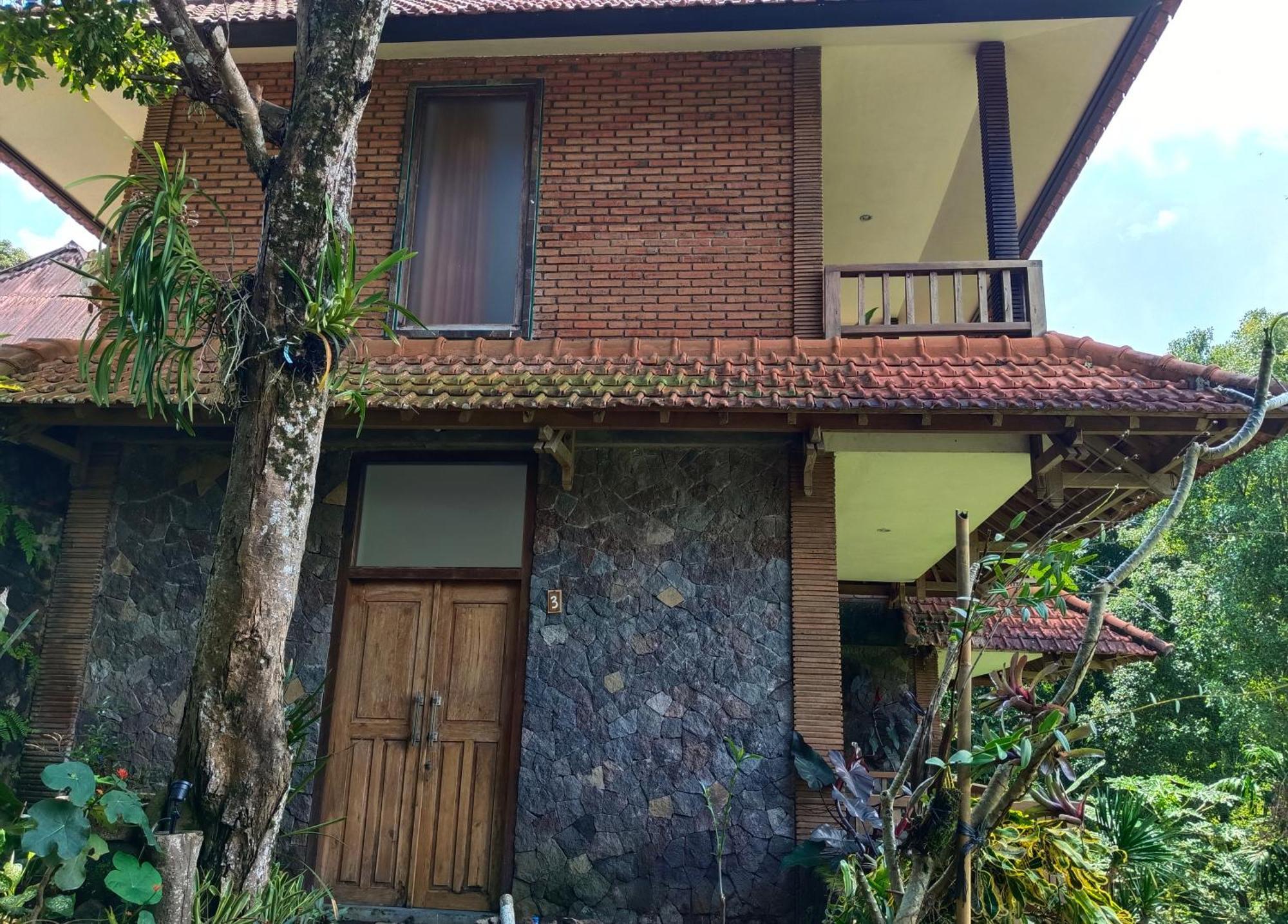 Kraras Munduk Guest House & Donbiyu Rendezvous Restaurant Екстериор снимка